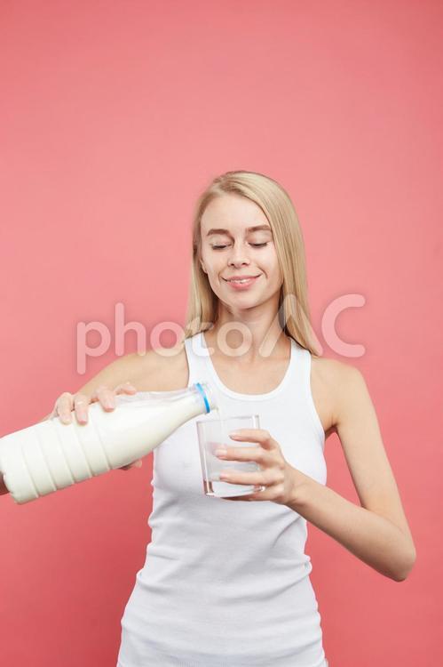 ミルクを注ぐ女性5 女性,外国人,上半身の写真素材