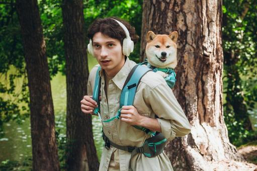 犬を背負う男性 男性,外国人,犬の写真素材