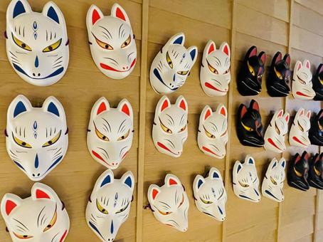 狐面の壁•幻想的なインテリア 狐面の壁•幻想的なインテリア 狐面,狐のお面,仮面の写真素材