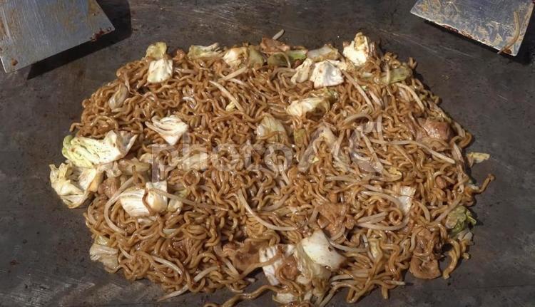 バーベキュー 焼きぞば やきそば,鉄板,バーベキューの写真素材