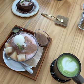 抹茶ラテと桃バニラアイスかき氷 cafe,かき氷,バニラライスの写真素材