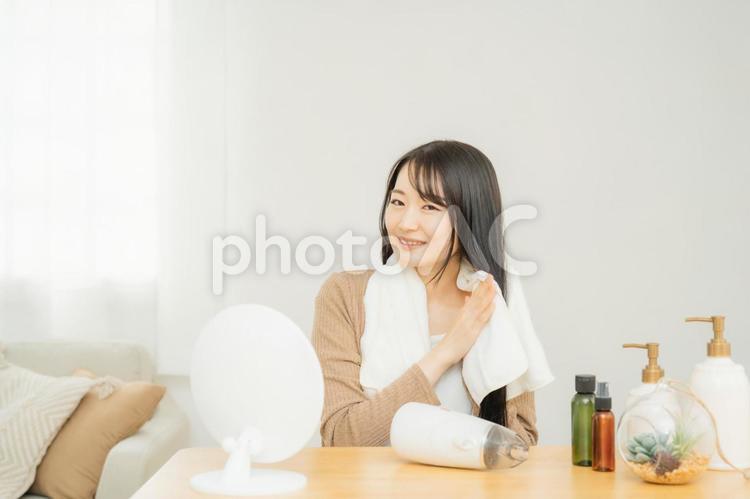 お風呂上がりにタオルドライする女性 ヘアドライ,ヘアケア,髪の毛の写真素材