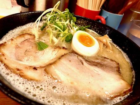 濃厚な豚骨醤油ベースの厚切りチャーシューのラーメン 濃厚な豚骨醤油ベースの厚切りチャーシューのラーメンの写真
