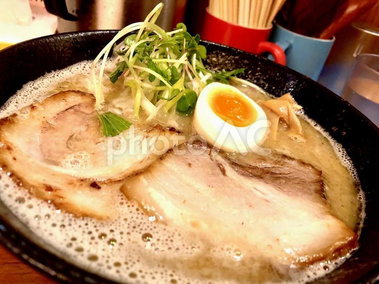濃厚な豚骨醤油ベースの厚切りチャーシューのラーメン ラーメン,麺類,ごはんの写真素材