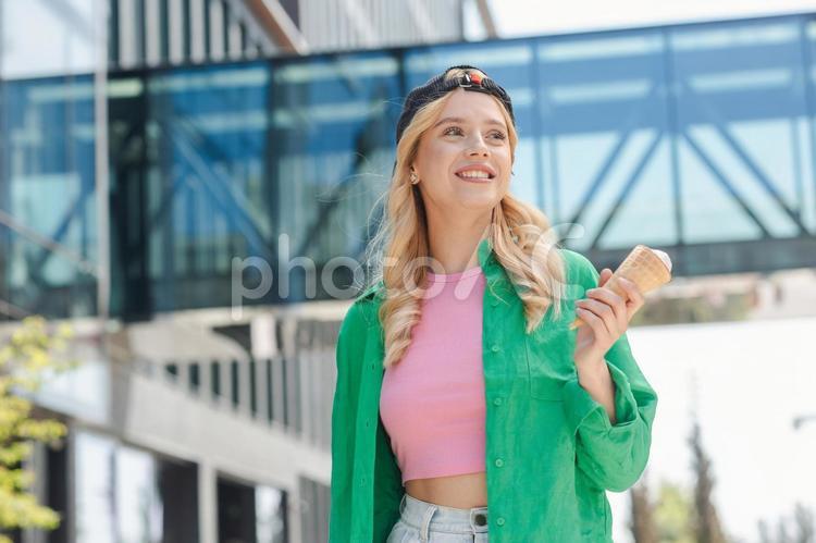 笑顔で遠くを見る女性2 女性,アイスクリーム,持つの写真素材