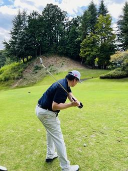 ダウンスイング中の男性ゴルファー 男性,ゴルフ,ゴルファーの写真素材