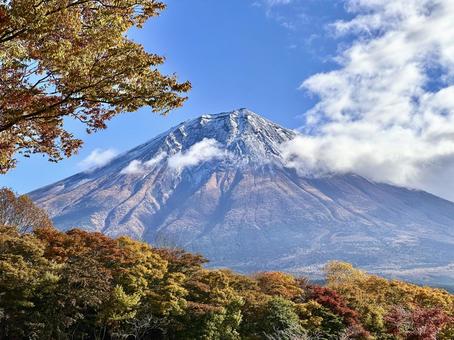 秋晴れの日に見る富士山と紅葉 富士山,紅葉,秋の写真素材