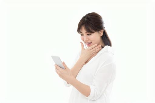 若い女性 スマートフォン 若い女性 スマートフォンの写真