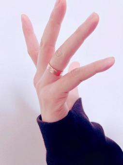 指輪をはめた手 指輪をはめた手の写真