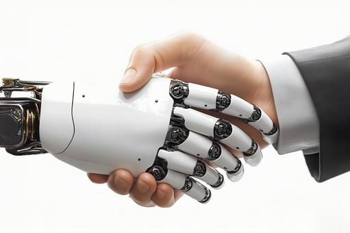 ロボットと握手するスーツ姿のビジネスマン ロボットと握手するスーツ姿のビジネスマンの写真