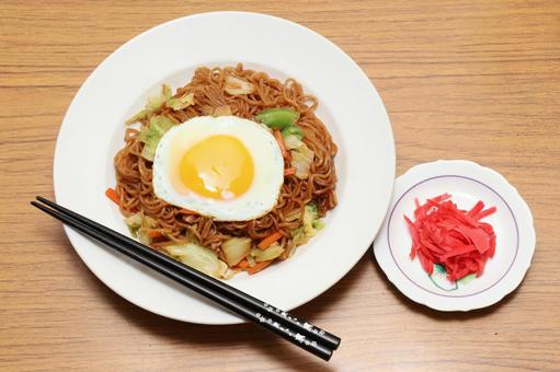 目玉焼きのせ焼きそば_01 目玉焼きのせ焼きそば_01 焼きそば,ソース焼きそば,目玉焼きの写真素材