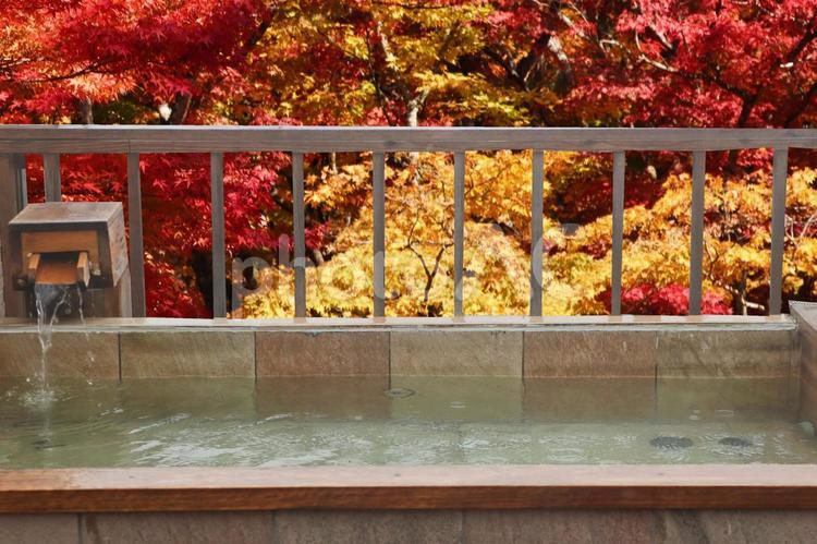 紅葉と温泉のイメージ 温泉,露天風呂,旅の写真素材