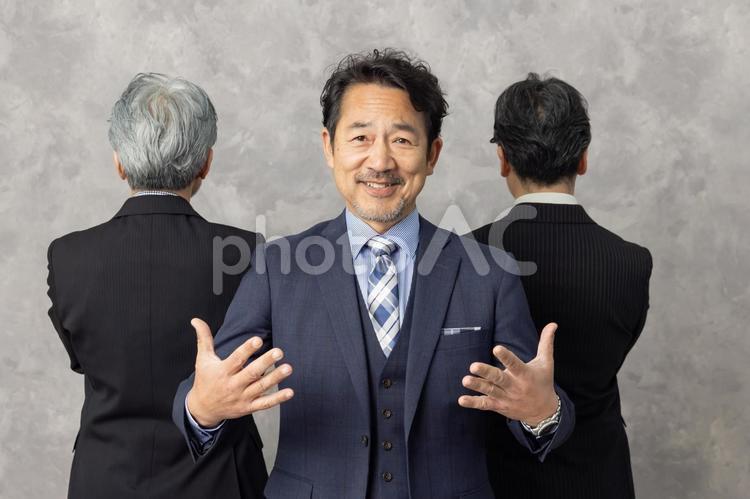 歓迎するミドルエイジ男性 男性,エグゼクティブ,歓迎の写真素材