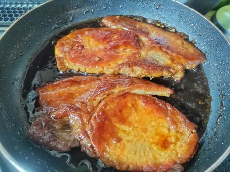 豚肉を焼く 豚肉を焼くの写真