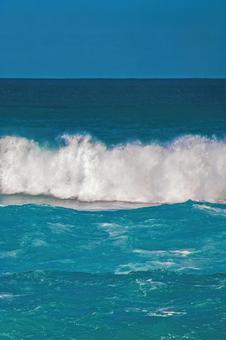 ハワイの力強い波が打ち寄せる様子 海,波,青の写真素材