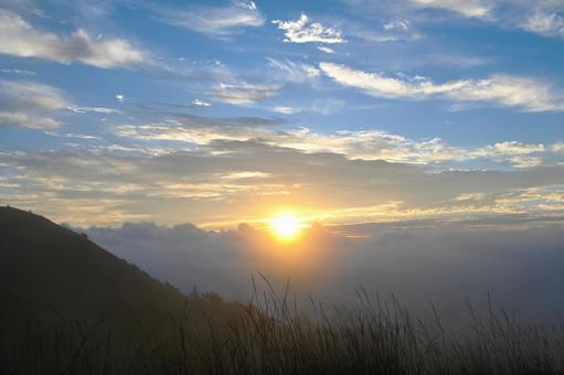 雲の切れ間から差し込む朝日の写真