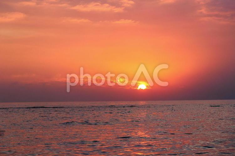 海に沈む夕日 海,夕日,夕景の写真素材