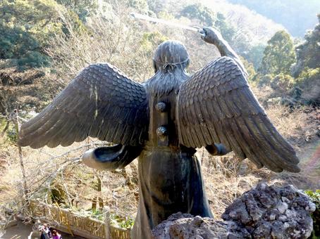 半蔵坊の岩場に立つ烏天狗の背中その4 半蔵坊の岩場に立つ烏天狗の背中その4 天狗,青銅,銅像の写真素材