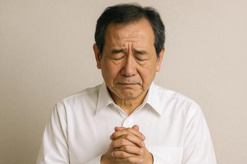 祈る男性 祈る男性の写真