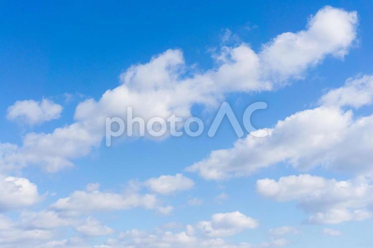 青空と白い雲 空,空背景,青空の写真素材