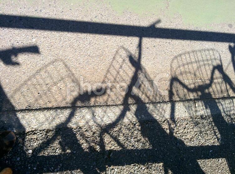 自転車の影 駐輪場,影,影絵の写真素材