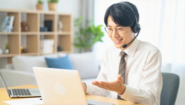笑顔でリモートワークをするビジネス男性 笑顔でリモートワークをするビジネス男性の写真