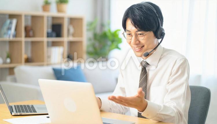 笑顔でリモートワークをするビジネス男性 男性,オンライン,ミーティングの写真素材