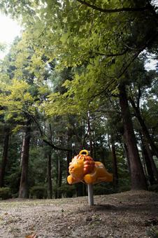 森の中でひっそりと佇むライオンの遊具 森の中でひっそりと佇むライオンの遊具 遊具,ライオン,公園の写真素材