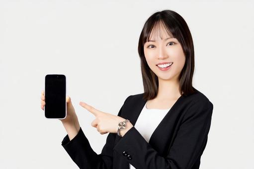 スマホを持つ笑顔の女性・ビジネスウーマン スマホを持つ笑顔の女性・ビジネスウーマン 女性,スマホ,笑顔の写真素材