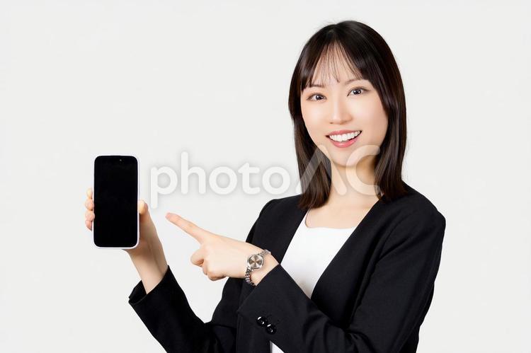 スマホを持つ笑顔の女性・ビジネスウーマン 女性,スマホ,笑顔の写真素材