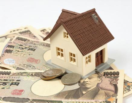 住宅模型とお金の写真 住宅模型とお金の写真の写真