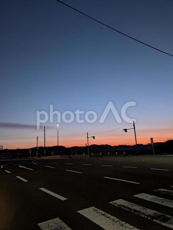 夜明け前の交差点 夜明け,朝焼け,交差点の写真素材
