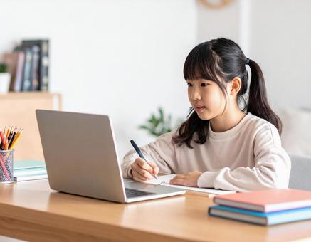パソコンで勉強する小学生の女の子 パソコンで勉強する小学生の女の子の写真