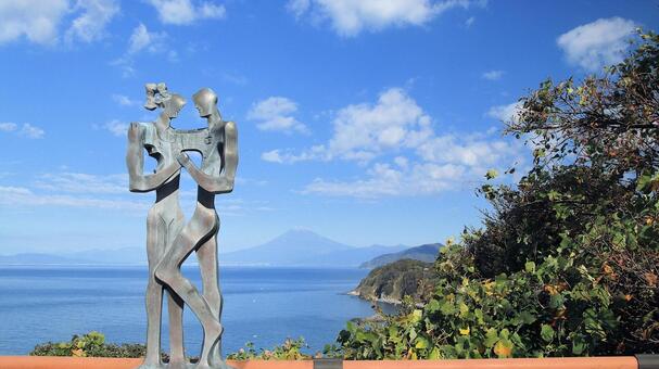 恋人岬のアモーレ像と晩秋の富士山 恋人岬,アモーレ像,展望デッキの写真素材