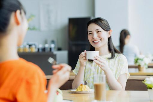 カフェでくつろぐ若い女性 カフェでくつろぐ若い女性 カフェ,飲食店,女性の写真素材