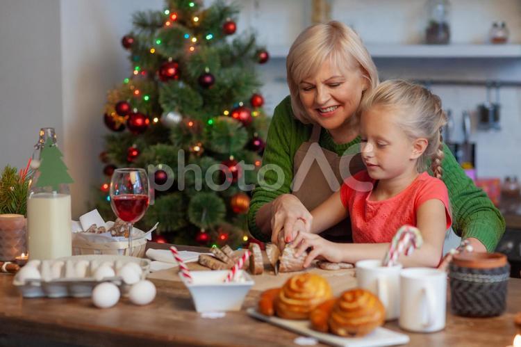 クリスマスの準備をする家族10 クリスマス,家族,外国人の写真素材