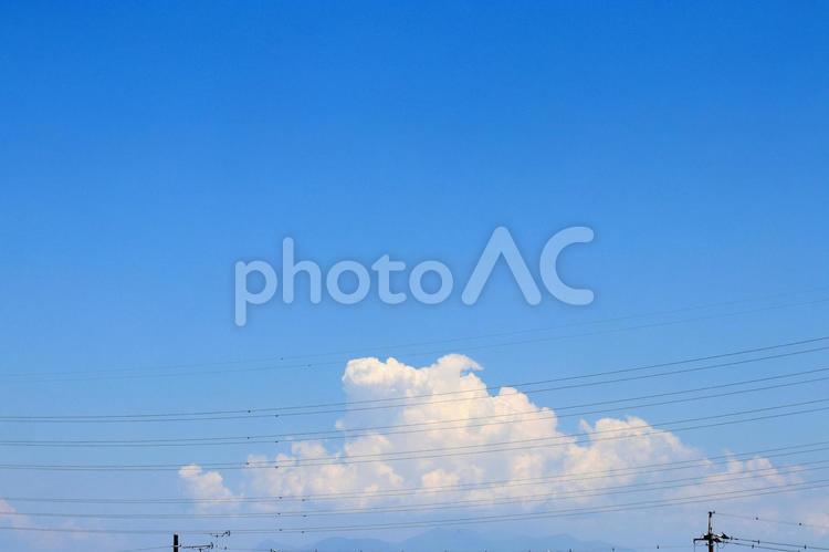夏の青空と電線と山影 空,青空,夏の写真素材