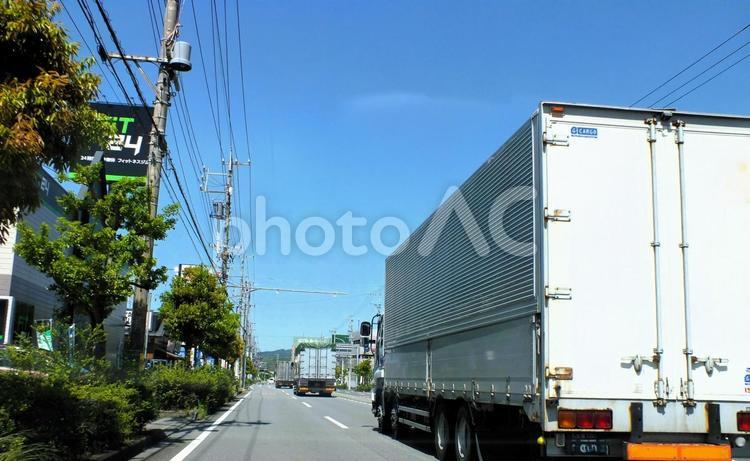 新緑の街路樹　トラック走行 街路樹,並木,並木道の写真素材