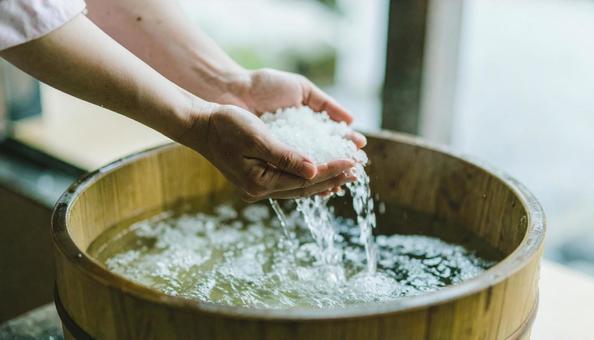 桶に氷水を入れる 桶に氷水を入れるの写真