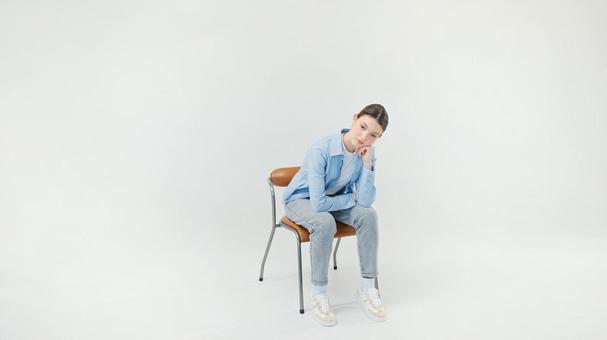 椅子に座り考え込む外国人女性 椅子に座り考え込む外国人女性の写真