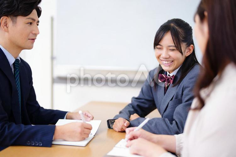 三者面談する塾講師と生徒とお母さん 塾,人物,女の子の写真素材