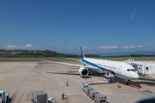 夏の昼の長崎空港での航空機運航 夏の昼の長崎空港での航空機運航 飛行機,航空機,旅客機の写真素材