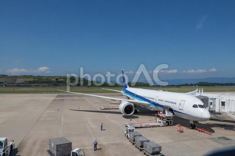 夏の昼の長崎空港での航空機運航 飛行機,航空機,旅客機の写真素材