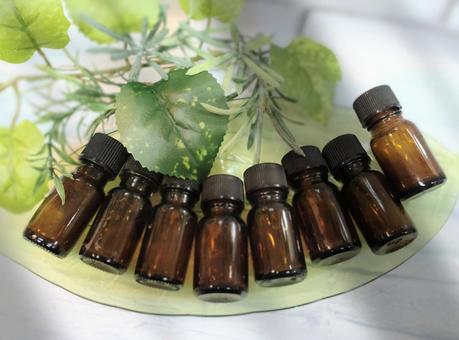 寝かせた精油ボトル8本 ラベル無し   アロマ,アロマオイル,ボトルの写真素材