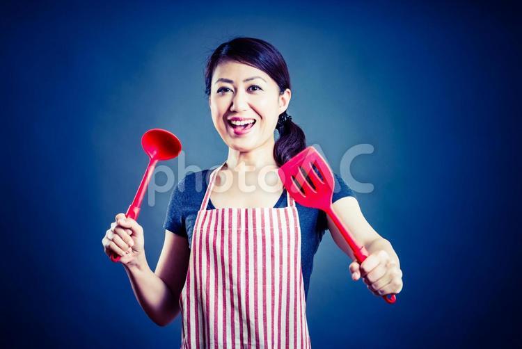 料理器具を持ってる笑顔の女性 1人,アジア人,イメージの写真素材