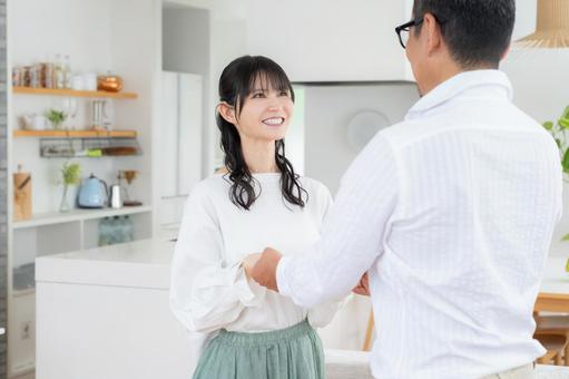 リビングでくつろぐミドルの夫婦 リビングでくつろぐミドルの夫婦 夫婦,家族,ミドルの写真素材