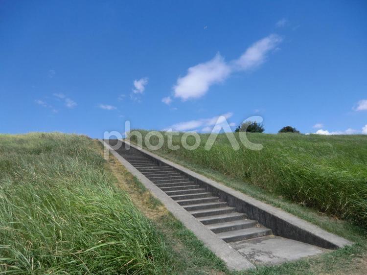 河川敷の階段 夏,夏の空,夏空の写真素材