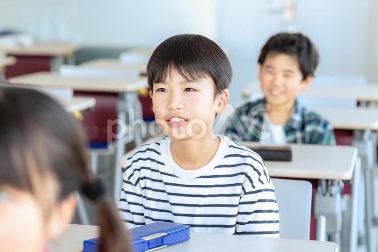 教室で授業を受ける小学生 教室,学習塾,授業の写真素材
