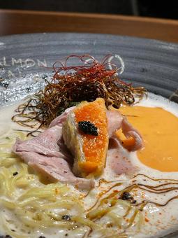 夏限定サーモンの洋風冷製ラーメンのアップ 夏限定サーモンの洋風冷製ラーメンのアップの写真