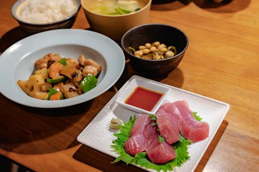まぐろ刺身と鶏肉炒めの夕食 まぐろ刺身と鶏肉炒めの夕食の写真